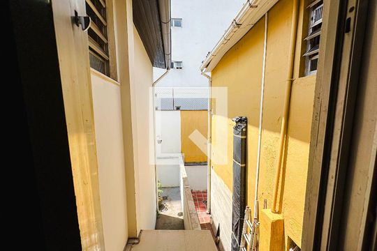 Casa na Pompeia com 4 quartos e closet. Compra ideal. — Corredor