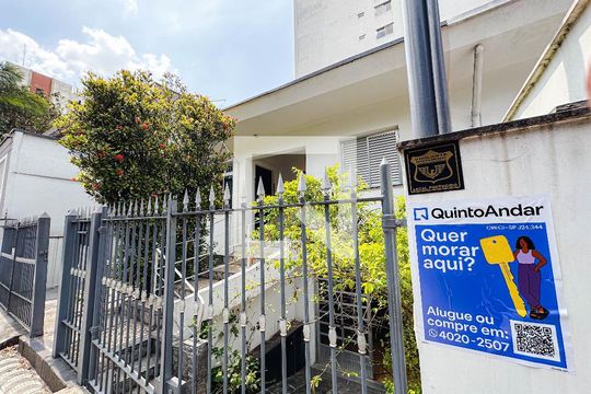 Casa na Pompeia com 4 quartos e closet. Compra ideal. — placa