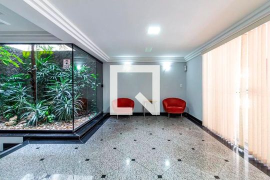 Apartamento mobiliado com 3 quartos, 1 suíte e varanda. Ideal para comprar e aceitar pets. — Hall Social