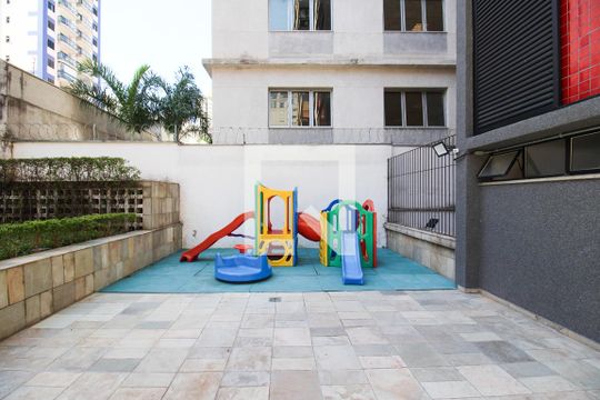 Apartamento mobiliado com 3 quartos, 1 suíte e varanda. Ideal para comprar e aceitar pets. — Área Comum - Playground