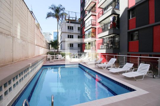 Apartamento mobiliado com 3 quartos, 1 suíte e varanda. Ideal para comprar e aceitar pets. — Área Comum - Piscina