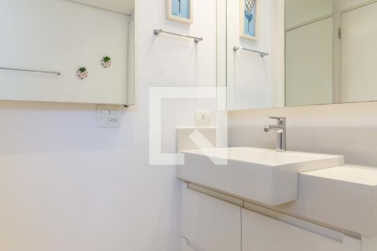 Apartamento à venda, com 175 m², 3 quartos e 3 vagas — Banheiro da Suíte 1
