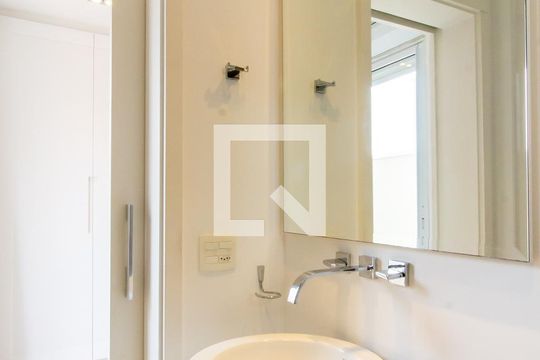 Apartamento à venda, com 175 m², 3 quartos e 3 vagas — Banheiro da Suíte 2