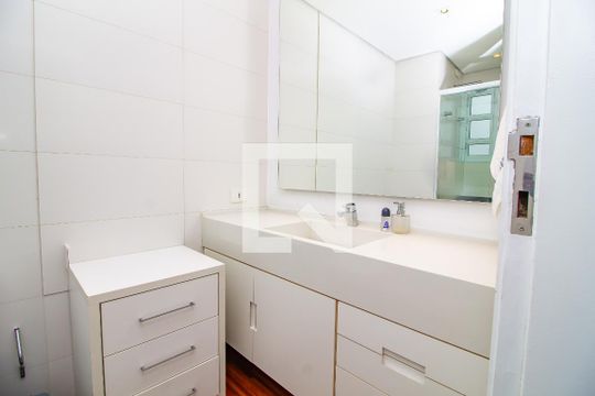Venda de apartamento com 4 quartos, varanda e churrasqueira. Piscina e academia no condomínio. — Banheiro da Suíte 3