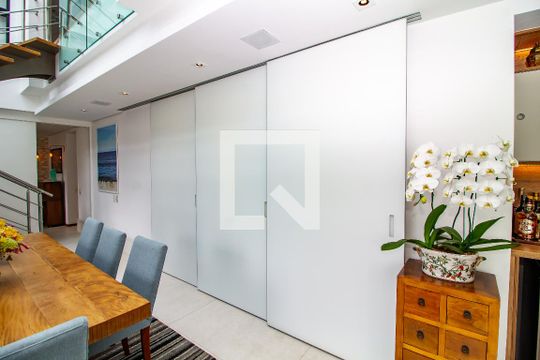 Venda de apartamento com 4 quartos, varanda e churrasqueira. Piscina e academia no condomínio. — Sala