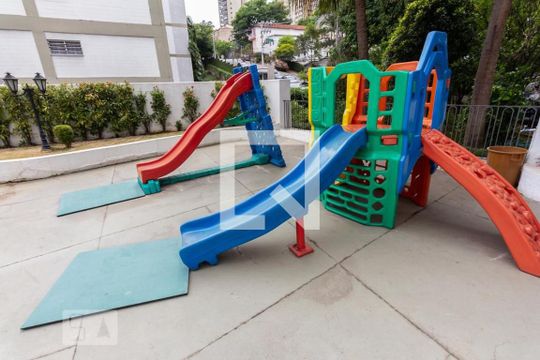 Venda de apartamento com 4 quartos, varanda e churrasqueira. Piscina e academia no condomínio. — Área comum