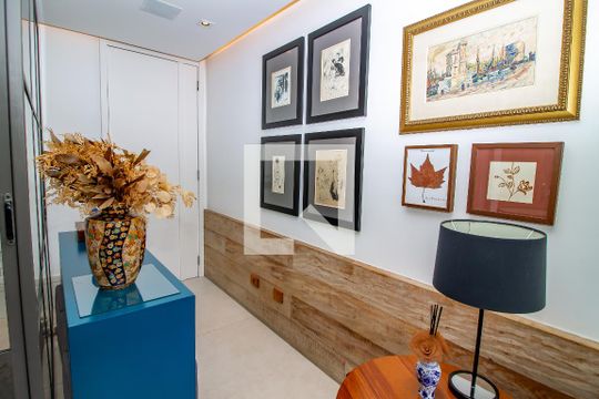 Venda de apartamento com 4 quartos, varanda e churrasqueira. Piscina e academia no condomínio. — Sala