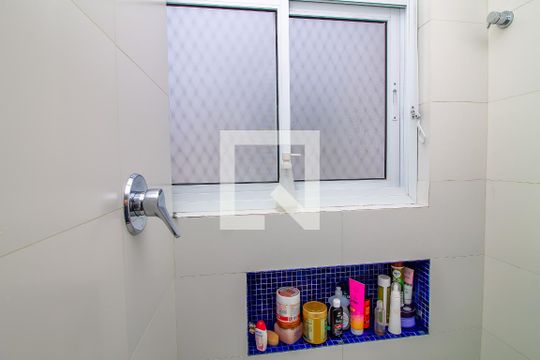 Venda de apartamento com 4 quartos, varanda e churrasqueira. Piscina e academia no condomínio. — Banheiro da Suíte 2