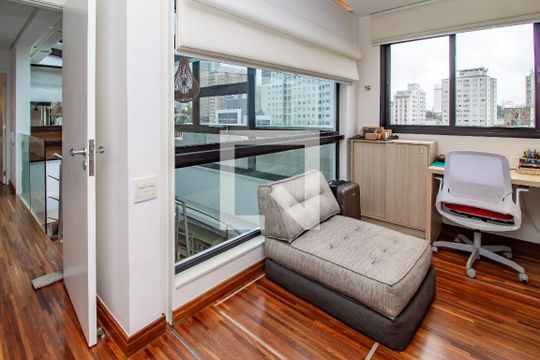 Venda de apartamento com 4 quartos, varanda e churrasqueira. Piscina e academia no condomínio. — Suíte 2