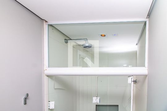 Venda de apartamento com 4 quartos, varanda e churrasqueira. Piscina e academia no condomínio. — Banheiro da Suíte