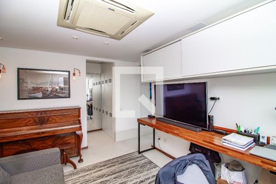 Venda de apartamento com 4 quartos, varanda e churrasqueira. Piscina e academia no condomínio. — Segundo Escritório / Suíte