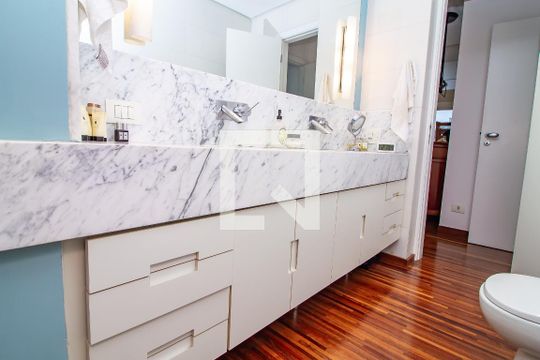 Venda de apartamento com 4 quartos, varanda e churrasqueira. Piscina e academia no condomínio. — Suíte Master Banheiro