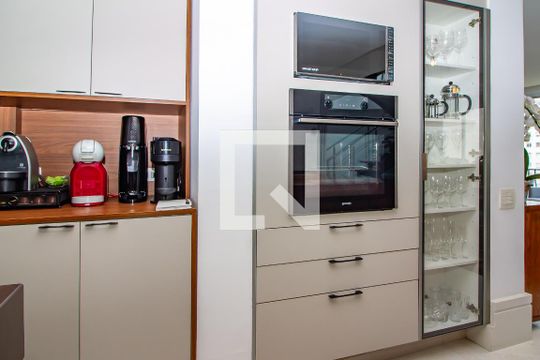 Venda de apartamento com 4 quartos, varanda e churrasqueira. Piscina e academia no condomínio. — Cozinha