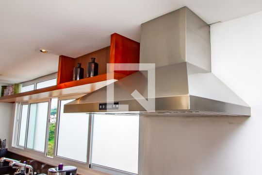 Venda de apartamento com 4 quartos, varanda e churrasqueira. Piscina e academia no condomínio. — Cozinha