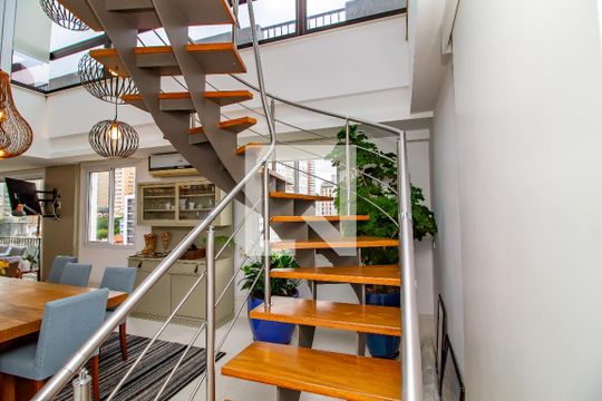 Venda de apartamento com 4 quartos, varanda e churrasqueira. Piscina e academia no condomínio. — Escada