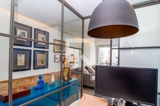Venda de apartamento com 4 quartos, varanda e churrasqueira. Piscina e academia no condomínio. — Escritório