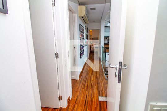Venda de apartamento com 4 quartos, varanda e churrasqueira. Piscina e academia no condomínio. — Corredor