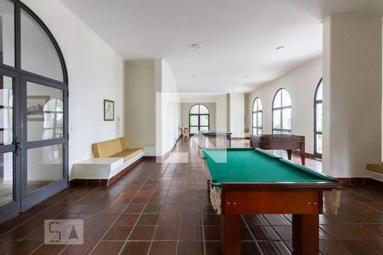 Venda de apartamento com 4 quartos, varanda e churrasqueira. Piscina e academia no condomínio. — Área comum