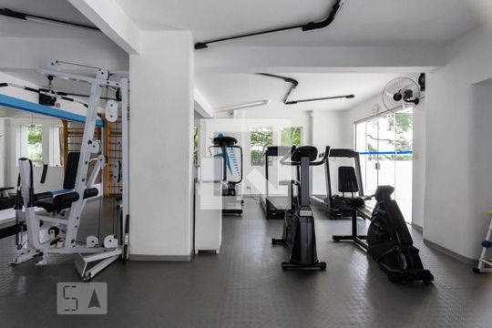 Venda de apartamento com 4 quartos, varanda e churrasqueira. Piscina e academia no condomínio. — Área comum