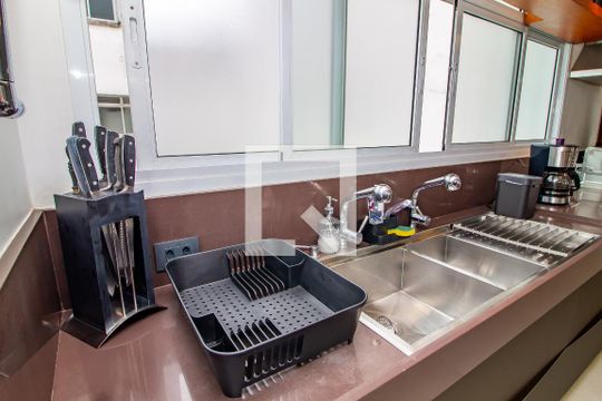 Venda de apartamento com 4 quartos, varanda e churrasqueira. Piscina e academia no condomínio. — Cozinha
