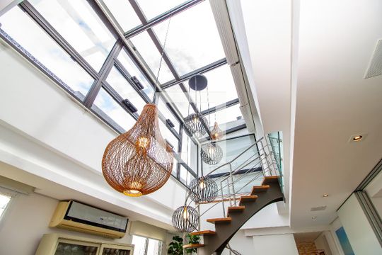 Venda de apartamento com 4 quartos, varanda e churrasqueira. Piscina e academia no condomínio. — Sala