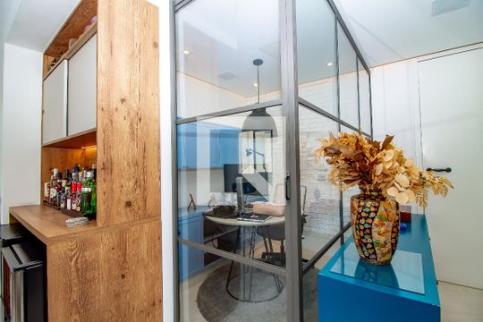 Venda de apartamento com 4 quartos, varanda e churrasqueira. Piscina e academia no condomínio. — Escritório