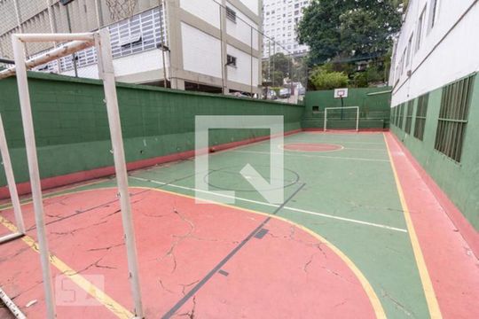 Venda de apartamento com 4 quartos, varanda e churrasqueira. Piscina e academia no condomínio. — Área comum