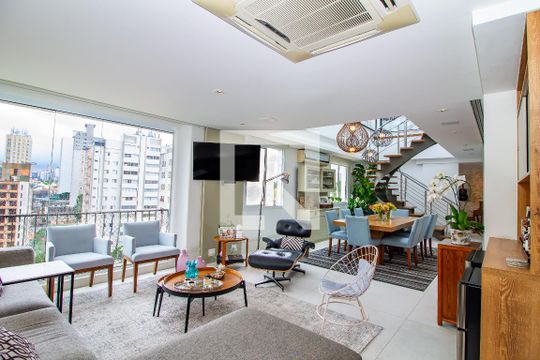 Venda de apartamento com 4 quartos, varanda e churrasqueira. Piscina e academia no condomínio. — foto 1