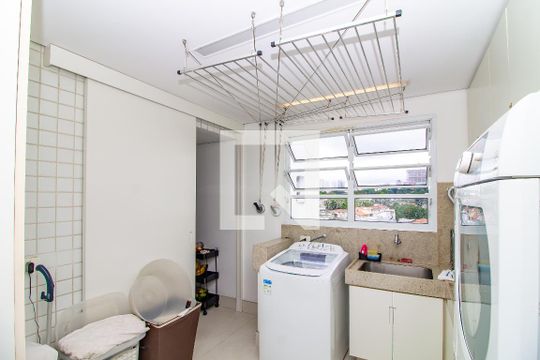 Venda de apartamento com 4 quartos, varanda e churrasqueira. Piscina e academia no condomínio. — Área de Serviço