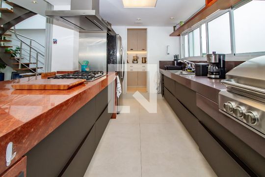 Venda de apartamento com 4 quartos, varanda e churrasqueira. Piscina e academia no condomínio. — Cozinha