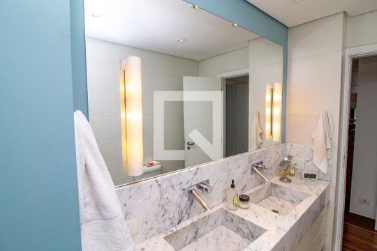 Venda de apartamento com 4 quartos, varanda e churrasqueira. Piscina e academia no condomínio. — Suíte Master Banheiro