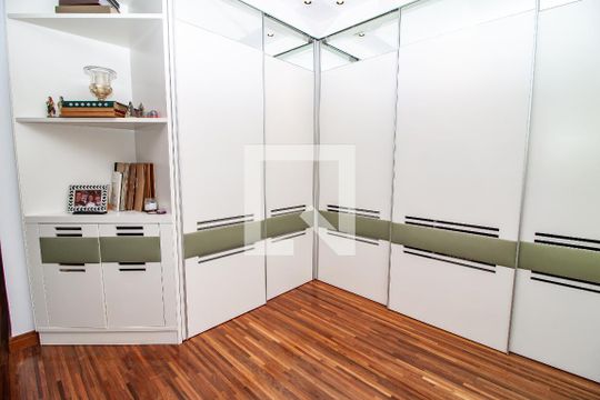 Venda de apartamento com 4 quartos, varanda e churrasqueira. Piscina e academia no condomínio. — Suíte Master