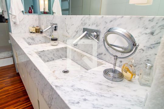 Venda de apartamento com 4 quartos, varanda e churrasqueira. Piscina e academia no condomínio. — Suíte Master Banheiro