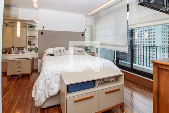 Venda de apartamento com 4 quartos, varanda e churrasqueira. Piscina e academia no condomínio. — Suíte Master