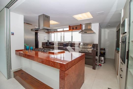 Venda de apartamento com 4 quartos, varanda e churrasqueira. Piscina e academia no condomínio. — Cozinha