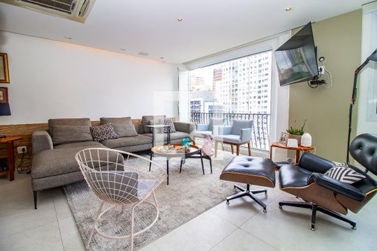 Venda de apartamento com 4 quartos, varanda e churrasqueira. Piscina e academia no condomínio. — Sala