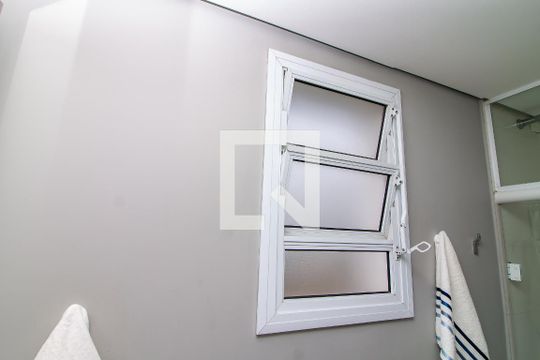 Venda de apartamento com 4 quartos, varanda e churrasqueira. Piscina e academia no condomínio. — Banheiro da Suíte