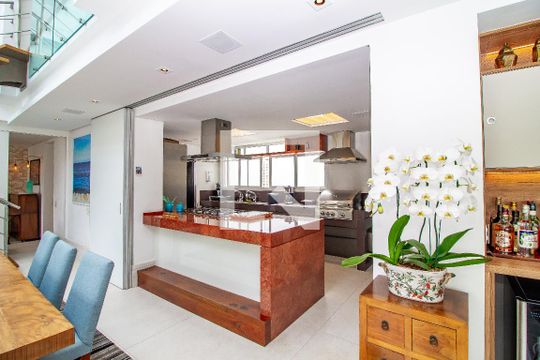 Venda de apartamento com 4 quartos, varanda e churrasqueira. Piscina e academia no condomínio. — Sala