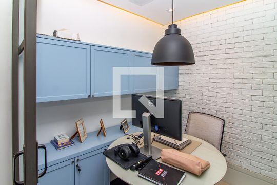 Venda de apartamento com 4 quartos, varanda e churrasqueira. Piscina e academia no condomínio. — Escritório