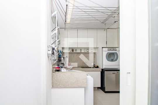 Venda de apartamento com 4 quartos, varanda e churrasqueira. Piscina e academia no condomínio. — Área de Serviço
