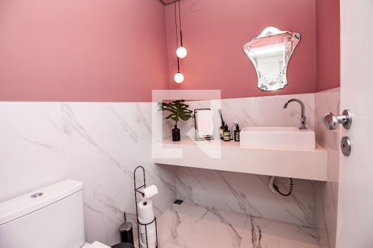 Venda de apartamento com 4 quartos, varanda e churrasqueira. Piscina e academia no condomínio. — Lavabo