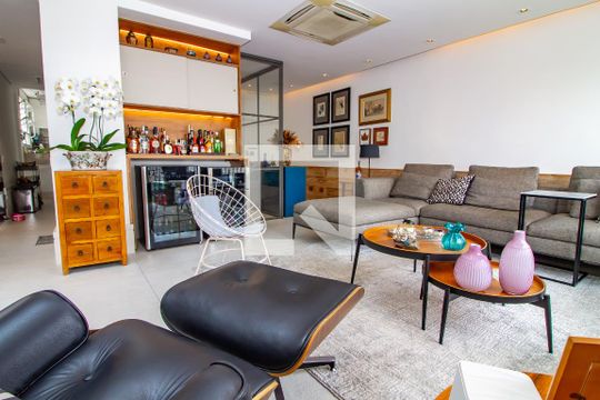 Venda de apartamento com 4 quartos, varanda e churrasqueira. Piscina e academia no condomínio. — Sala
