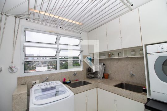 Venda de apartamento com 4 quartos, varanda e churrasqueira. Piscina e academia no condomínio. — Área de Serviço