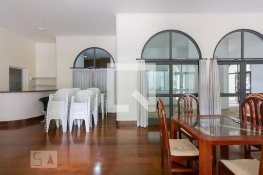 Venda de apartamento com 4 quartos, varanda e churrasqueira. Piscina e academia no condomínio. — Área comum