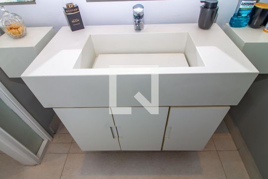 Venda de apartamento com 4 quartos, varanda e churrasqueira. Piscina e academia no condomínio. — Banheiro da Suíte