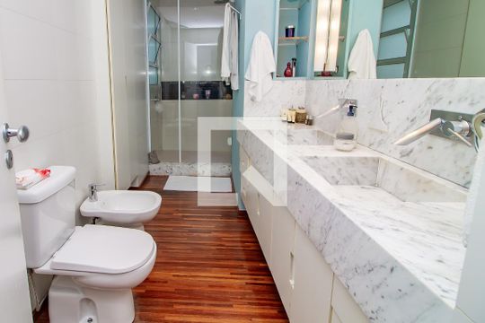 Venda de apartamento com 4 quartos, varanda e churrasqueira. Piscina e academia no condomínio. — Suíte Master Banheiro