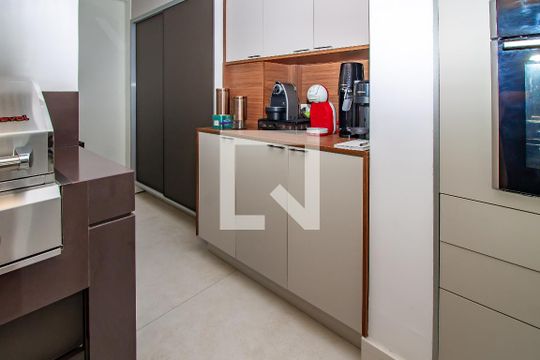 Venda de apartamento com 4 quartos, varanda e churrasqueira. Piscina e academia no condomínio. — Cozinha