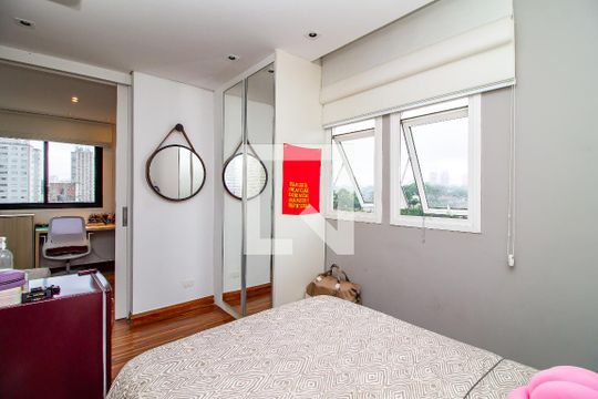 Venda de apartamento com 4 quartos, varanda e churrasqueira. Piscina e academia no condomínio. — Suíte 2