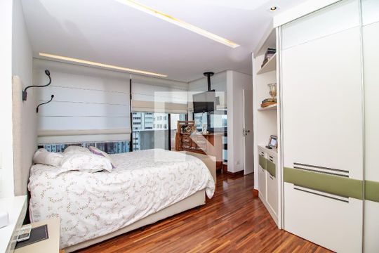 Venda de apartamento com 4 quartos, varanda e churrasqueira. Piscina e academia no condomínio. — Suíte Master