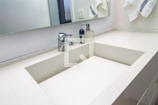 Venda de apartamento com 4 quartos, varanda e churrasqueira. Piscina e academia no condomínio. — Banheiro da Suíte 3